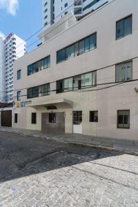 un gran edificio blanco con muchas ventanas en Hotel Pousada da Praia, en Recife