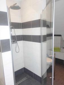a shower with black and white stripes in a bathroom at Ferienwohnung Regenbogenhaus in Hasselberg