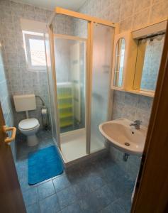 ein Badezimmer mit Dusche, Toilette und Waschbecken in der Unterkunft 689 Banjol in Rab + 13 Fotos