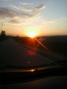 Une voiture qui descend sur une autoroute au coucher du soleil dans l'établissement Pousada Canto da Maritaca, à Resende Costa