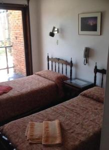 een slaapkamer met twee bedden met handdoeken erop bij Embeleco in La Paloma