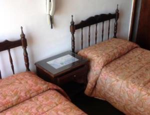 een kamer met twee bedden en een tafel ertussen bij Embeleco in La Paloma