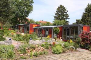赫比斯特恩mein kleinHOTEL的种植了植物的花园中的温室