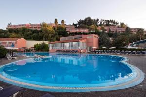 une grande piscine en face d'un bâtiment dans l'établissement Panorama Sidari, à Sidari