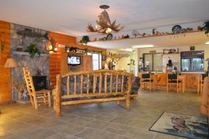 Lobbyn eller receptionsområdet på Booneslick Lodge - Neosho