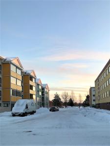 Kemi CITY l near snowcastle, 2 rooms, kitchen, glazed balcony, free parking on street ในช่วงฤดูหนาว