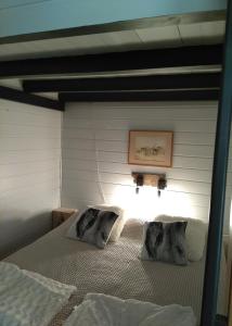 Postel nebo postele na pokoji v ubytování Lomakylä Atimo