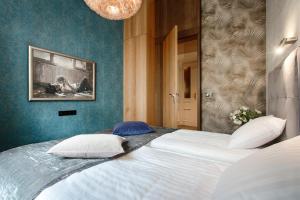 Luxury Boutique Apartment Cracow Old Town 8 Pers tesisinde bir odada yatak veya yataklar