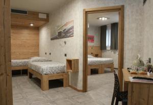 Postel nebo postele na pokoji v ubytování Hotel Bed & Rooms , Corte Rossa -1 Min Walk To Bernina Express
