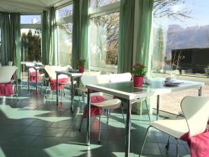 A restaurant or other place to eat at Gartenhotel Salzach