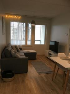 una sala de estar con un sofá y una mesa en Siljo Apartments, en Rovaniemi