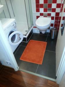 een kleine badkamer met een toilet en een wastafel bij studio bellevue in Clamart