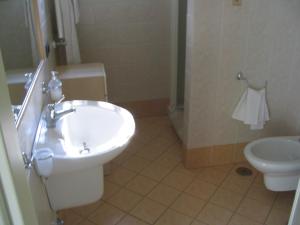 A bathroom at Agriturismo La Lobra