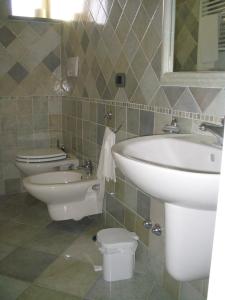 A bathroom at Agriturismo La Lobra