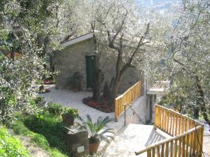 A garden outside Agriturismo La Lobra