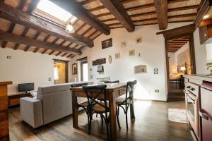 uma cozinha e sala de estar com mesa e cadeiras em Casamenetto Vacanze em Sassoferrato
