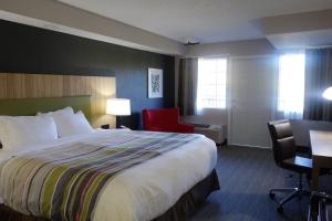 Country Inn & Suites by Radisson, Pigeon Forge South, TN客房内的一张或多张床位