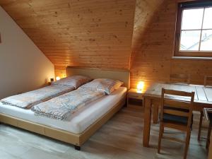 - une chambre avec un lit et un plafond en bois dans l'établissement Ferienwohnung Erkelenz, à Erkelenz