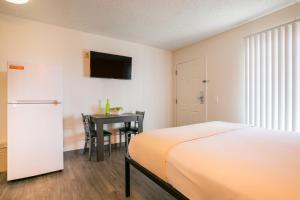 - une chambre avec un lit et une table avec une télévision dans l'établissement Siegel Select Albuquerque 2, à Albuquerque