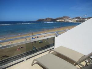 ラスパルマス・デ・グランカナリアにあるApartamento 1ª linea Las Canteras -vista mar con terraza y wifi - 307のビーチの景色を望むバルコニーが備わる客室です。