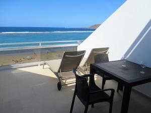 ラスパルマス・デ・グランカナリアにあるApartamento 1ª linea Las Canteras -vista mar con terraza y wifi - 307のビーチを望むバルコニー(テーブル、椅子付)