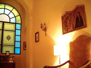 佛羅倫斯的住宿－塞斯特里酒店，一间带椅子和彩色玻璃窗的房间