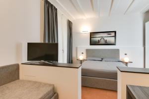 Televízia a/alebo spoločenská miestnosť v ubytovaní Corte livia Room & Breakfast