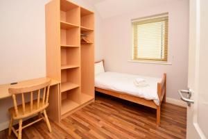 Habitación pequeña con cama y escritorio. en Apartment 714 Letterfrack en Letterfrack