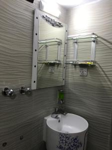 uma casa de banho com um lavatório e um espelho em Hotel Seven Star em Daca