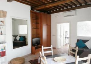 A seating area at Panoramic Apartment