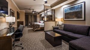 Zona d'estar a Best Western Premier Crown Chase Inn & Suites