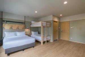 Cama ou camas em um quarto em The Blanket Hotel Phuket Old Town
