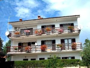un edificio bianco con fioriere sui balconi di Villa Maria a Novigrad Istria