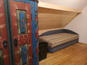 Tempat tidur dalam kamar di Ferienhaus Brunneben Häusl