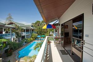 ラワイビーチにあるYa Nui Resort - SHA EXTRA Plusの家のバルコニーからプールの景色を望めます。