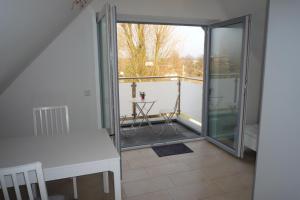 uma vista para uma varanda com uma porta de vidro deslizante em Appartement mit Aussicht em Mülheim an der Ruhr