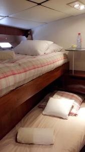Yacht Deauvilleにあるベッド