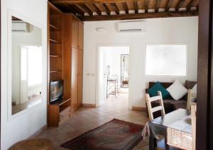 A seating area at Panoramic Apartment