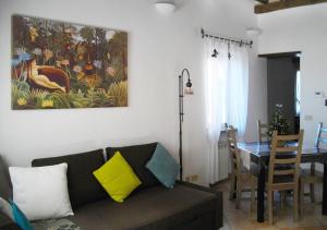 A seating area at Panoramic Apartment