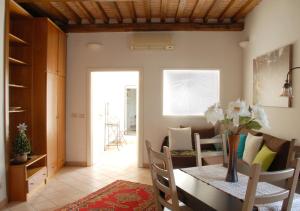 A seating area at Panoramic Apartment