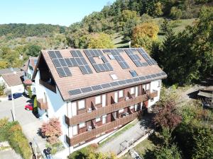 ヘレンベルクにあるHotel & Restaurant Kaiser Superiorの屋根に太陽光パネルを敷いた家のイメージ