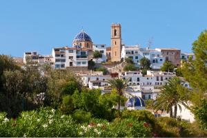 vista su una città con edifici e alberi di Gran H La Marina ad Altea