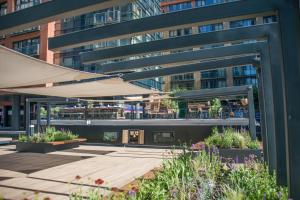 un edificio con un patio con mesas y sillas en The Boathouse, en Londres