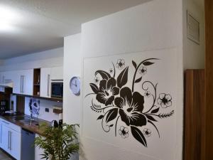 a wall stencil of flowers on a kitchen wall at Sterne-Ferienwohnung-Apartment Regnitztal in Buttenheim