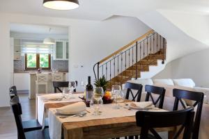 jadalnia ze stołem, krzesłami i schodami w obiekcie Villa Mattina w mieście Nedeščina