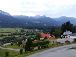 eine kleine Stadt in einem Tal mit Bergen im Hintergrund in der Unterkunft Comfort and Views in Hermagor