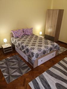 シビウにあるCasa Bella Chisのベッドルーム1室(ピンクと紫の枕が付いたベッド1台付)