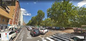 una strada trafficata con auto parcheggiate sulla strada di Stileroma a Roma