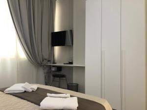 sypialnia z łóżkiem z ręcznikami w obiekcie Turin Central Rooms w Turynie