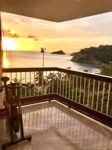 a balcony with a view of the ocean at sunset at Caribbean Venture Apto 802 - Rodadero, Santa Marta in Santa Marta